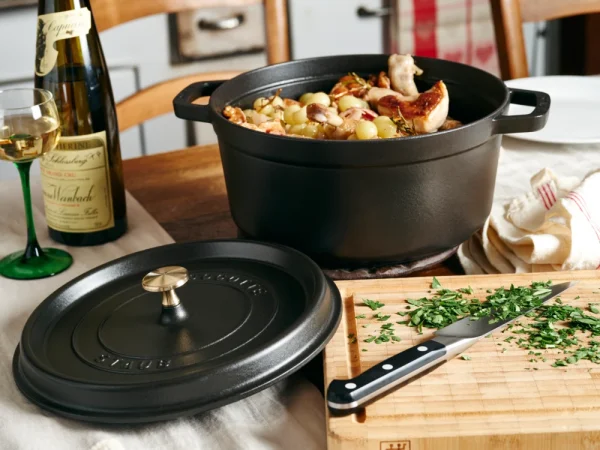 Staub Cocotte Rund Aus Gusseisen In Schwarz 10